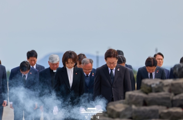 이재명 대통령 부부, 제주 4·3 평화공원 참배