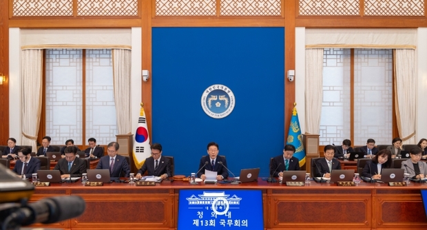 이재명  대통령 "세계 경제 비상등…긴급재정경제명령 활용할 수도"