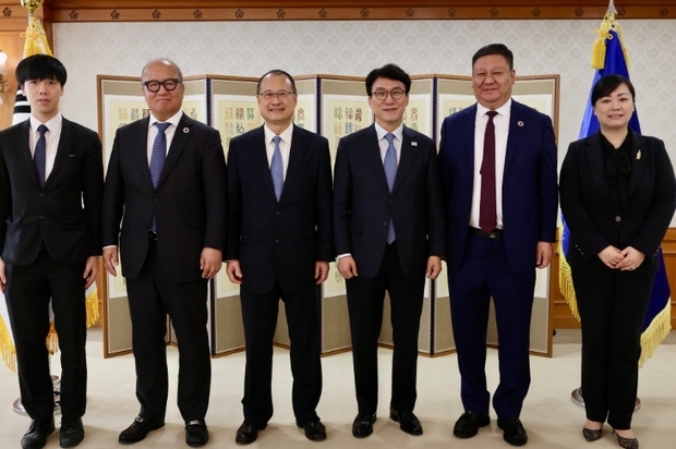 김민석 국무총리, 조나단 초이 홍콩 중화총상회장 접견